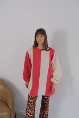 Buzo de mangas largas con diseño de bloques de color en marrón, gris y beige.