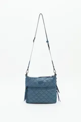 Cartera bandolera azul con diseño matelassé, cadena metálica decorativa y dos correas desmontables. Cuenta con cierre superior y múltiples bolsillos internos.