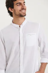 Camisa rosada de lino y algodón, con cuello mao, manga larga y bolsillo de parche en el pecho.