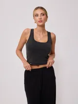 Musculosa blanca de algodón con textura acanalada.