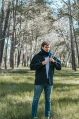 Camisa azul marino de lana, de corte clásico y atemporal, con cuello de piel sintética azul.
