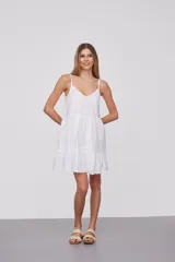 Vestido mini blanco de algodón con bordado calado y cuello en V.