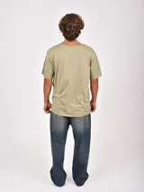 Remera de manga corta color verde oliva, con cuello redondo y un bolsillo frontal en el pecho.