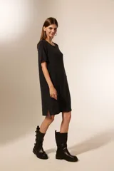 Vestido negro corto de manga corta, holgado y con cuello a la base.