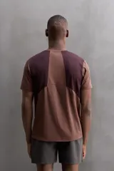 Camiseta marrón con paneles laterales en marrón oscuro, corte relaxed fit, cuello redondo y manga corta.