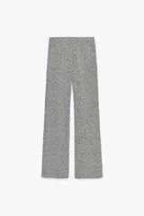 Pantalón gris jaspeado de tejido bouclé, tiro alto, cintura elástica y pierna ancha.