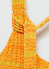 Top sin mangas, de tejido elástico en color amarillo, con diseño ajustado y tirante lateral.
