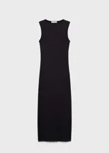 Vestido largo marrón ajustado al cuerpo, sin mangas y con cuello redondo.