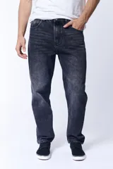 Pantalón jean negro de corte recto con efecto vintage.