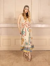 Vestido midi de tirantes finos con estampado de tigres, palmeras y limones. Tiene detalles de lurex y un borde con diseño geométrico. Incluye un cintillo para el pelo a juego.