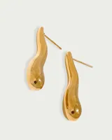 Par de aros colgantes dorados con forma irregular y diseño moderno.