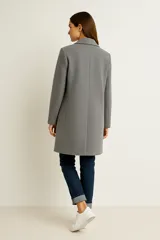 Tapado de manga larga con estampado de pata de gallo en tonos blanco y negro, con solapa y cierre de un botón.