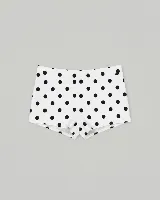 Short negro con lunares blancos, de corte ajustado y tiro medio.