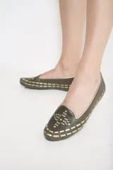 Ballerinas color verde oliva con calados geométricos y fondo dorado.