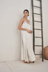 Vestido largo color verde oliva de satén con breteles finos.