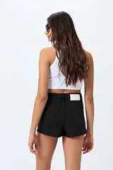 Short de jean de tiro alto, color celeste claro, con bolsillos frontales y traseros, y cierre frontal con botón metálico.