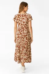 Vestido midi de viscosa con estampado de hojas en tonos beige y marrón, corte ancho, cuello en V y mangas cortas con volados.