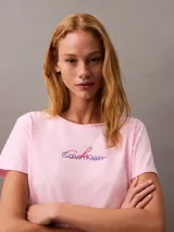 Remera rosa de algodón con elastano, corte slim, cuello redondo y logo de Calvin Klein bordado en el pecho.