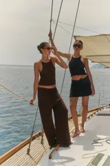 Top negro tejido calado con escote redondo.