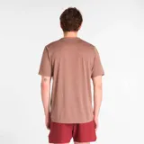 Remera deportiva New Balance, color marrón con logo plateado en el pecho.