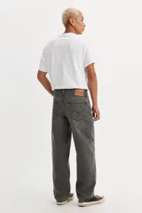 Pantalón de jean gris de corte recto y holgado.