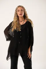 Blusa negra oversize de gasa con forro y mangas murciélago.
