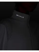 Buzo deportivo gris claro para mujer, con cierre frontal completo, cuello alto y mangas largas. Presenta paneles de malla calada en hombros, mangas y espalda para mayor transpirabilidad. Logo de la marca en el cuello.