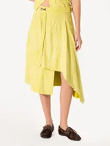 Falda midi color beige de gamuza arrugada, corte irregular y diseño tipo portafolio.