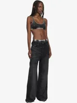 Sujetador deportivo de algodón y elastano, color negro con efecto lavado o acid wash, con breteles anchos y banda elástica inferior con logo visible.