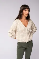 Saco tejido color marrón claro con diseño trenzado, escote en V y cierre frontal con botones marrones.