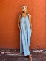 Vestido largo celeste jean, sin mangas, con escote en V y corte en A.