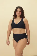 Top de bikini negro con escote cruzado y breteles anchos.