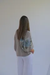 Blusa color visón 100% de lino italiano, con estampado floral en una mitad, escote en V en frente y espalda y mangas murciélago.