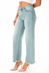 Pantalón de jean celeste de corte recto con terminaciones desflecadas.