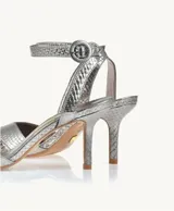 Sandalias plateadas con textura de piel de serpiente, tira delgada sobre los dedos, pulsera con hebilla al tobillo y taco fino.