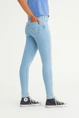 Jeans de tiro alto color celeste, ajustados en cadera y muslos, con pierna skinny y cierre de cremallera.