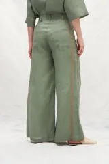 Pantalón de lino azul con corte jeanero, bolsillos plaque en la trasera y cintas laterales a contratono.