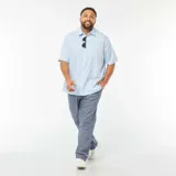 Camisa celeste de manga corta con cuello clásico y cierre con botones.