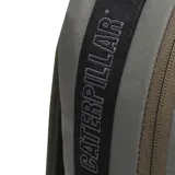 Mochila Caterpillar modelo Explorer Backpack, color verde oliva/taupe, con diseño aerodinámico. Cuenta con compartimento principal con bolsillo acolchado para laptop, bolsillo frontal con cremallera y cordón, bolsillos laterales de malla, y correas de hombro y panel trasero acolchados. Fabricada en poliéster reciclado.