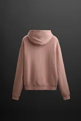 Sudadera con capucha color rosa viejo, confeccionada en tejido de algodón. Tiene cuello con capucha ajustable, manga larga, bolsillo tipo canguro y logo bordado en el pecho.