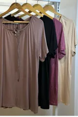 Blusa negra de mangas cortas con escote redondo y lazo ajustable en el cuello.