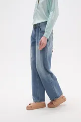 Pantalón de jean azul de calce alto, corte recto y lavado medio.