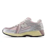Championes New Balance 1906R, color rosa pálido y plateado, con detalles en crema y suela negra.