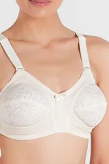 Soutien reductor sin aro con copas reforzadas, de color blanco, elaborado con tela que contiene fibra LYCRA® y detalle de encaje.