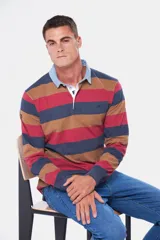 Remera polo tipo rugby de rayas en tela de jersey, con cuello de denim lavado y puños en rib.