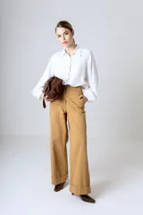 Camisa blanca de lino y lyocell, de corte clásico, manga larga con puños abullonados y cuello camisero.