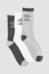 Pack de tres pares de medias Umbro de caña media, con puño acanalado y logo de la marca en el lateral. Incluye un par gris con puntera y talón negros, un par blanco y un par negro con puntera y talón grises.