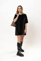 Vestido corto negro de terciopelo, corte recto y mangas cortas.