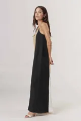 Mono largo de diseño holgado con breteles finos y escote en V. Presenta un diseño tricolor con bloques verticales en beige, negro y blanco.