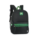 Mochila de color negro con detalles en verde, inspirada en el equipo de baloncesto Boston Celtics de la NBA. Presenta el logo del equipo en la parte superior y una franja verde sobre el bolsillo frontal inferior. Cuenta con correas acolchadas y espalda con tela mesh.